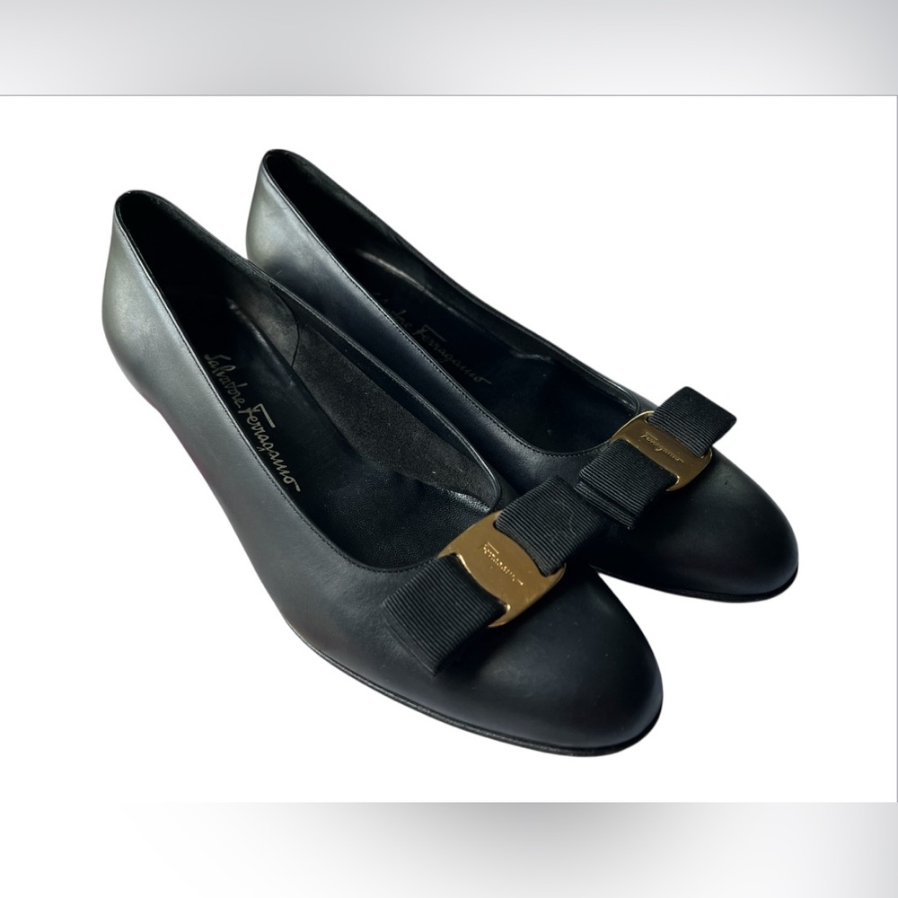 Salvatore Ferragamo Vara Black Leather Bow Pumps Slip On Heels Women’s Size 7.5 - Picture 2 of 16